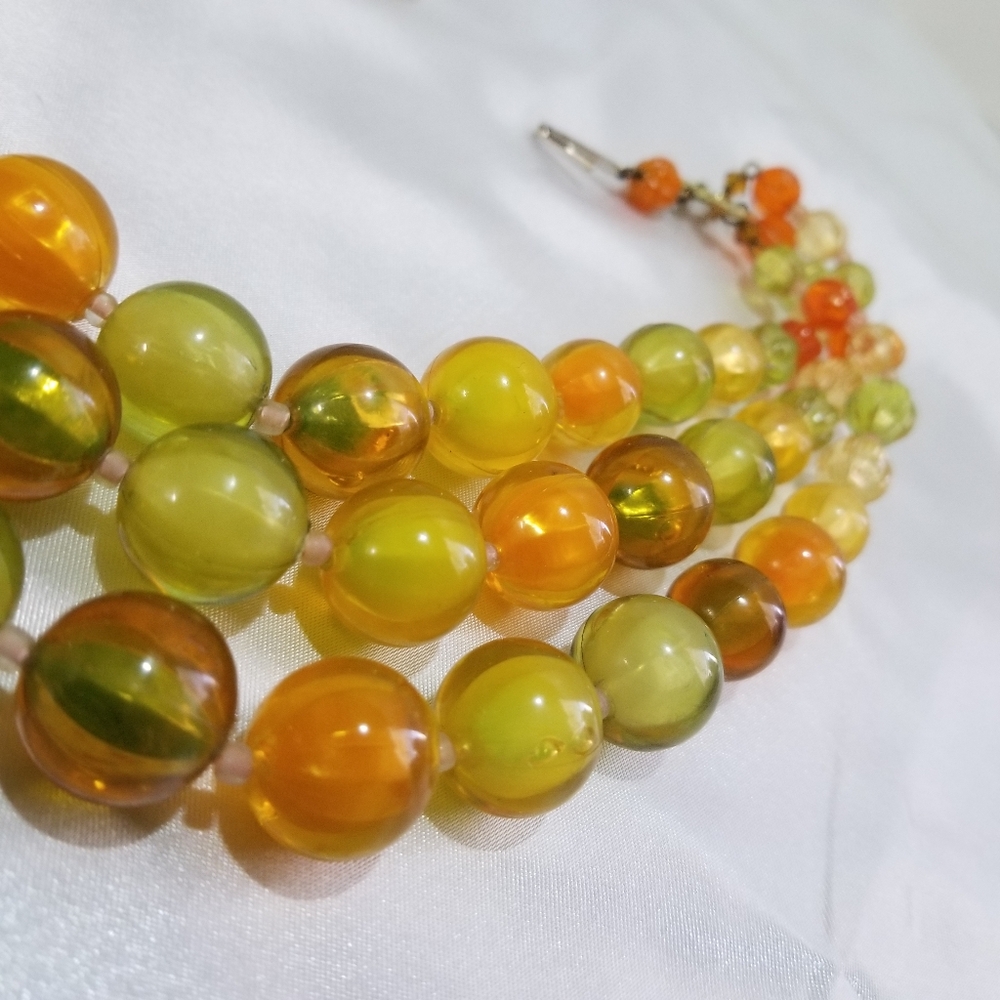 3 strand beaded necklace. Multicolor peach, green, tangerine. Circa 1950s/1960s. - Picture 9 of 14